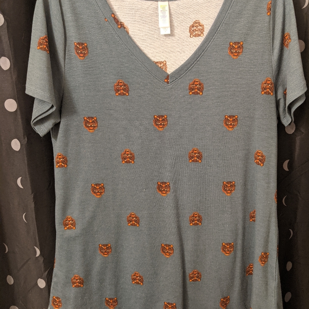 Medium vneck tiger tee